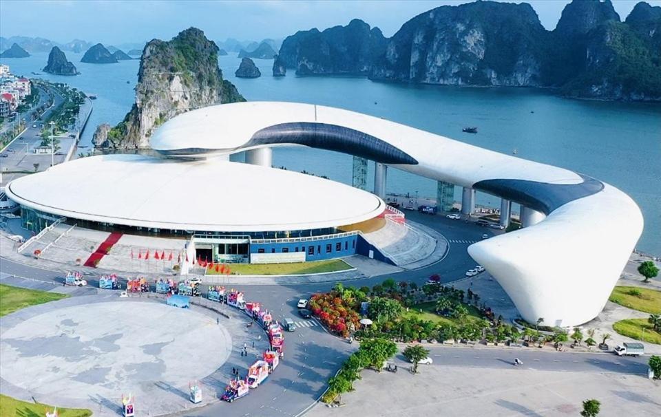 White Crown Hotel Ha Long Buitenkant foto