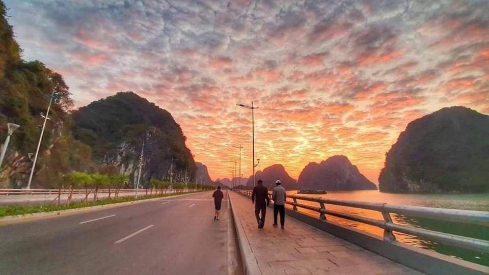 White Crown Hotel Ha Long Buitenkant foto