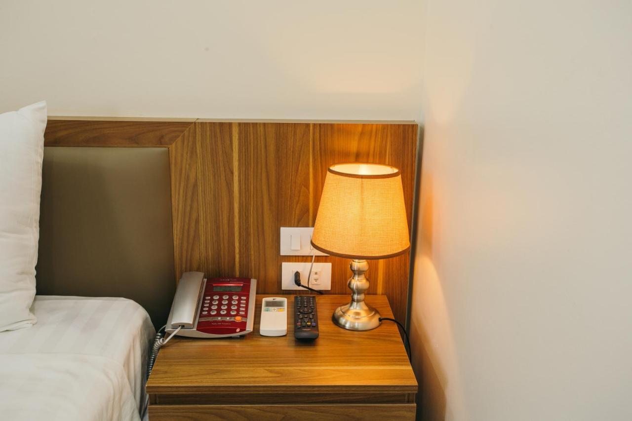 White Crown Hotel Ha Long Buitenkant foto